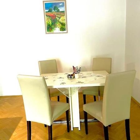 2,5 Izbovy Apartman V Ruzinove S Parkovanim Zdarma บราติสลาวา ภายนอก รูปภาพ