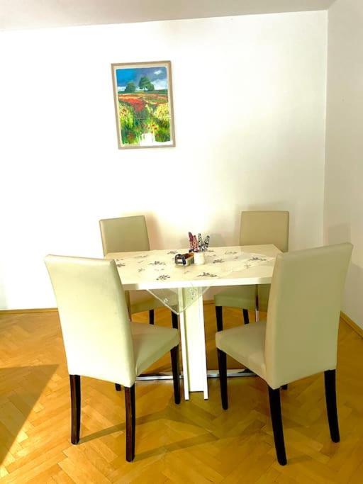 2,5 Izbovy Apartman V Ruzinove S Parkovanim Zdarma บราติสลาวา ภายนอก รูปภาพ